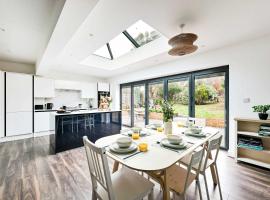 3 Bed House Near Epping Forest Greater London, hotel i Chingford