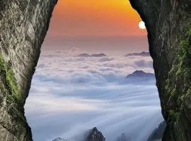 Xiangxi Dream Weaver Inn & Tianmen Mountain National Forest Park & Hehua airport-pick up