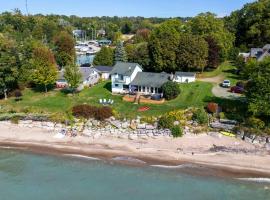 Bayfield Lakefront Retreat • Hot Tub • Sunset View, hotel i Bayfield