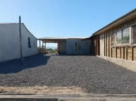 Casa em terreno compartilhado com duas casas