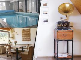 71 square meters Condo in Schwarzwald with beautiful mountain view, swimmingpool,free wifi, hotel in Schönwald