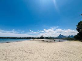 Santosha Beach Escape, hotel i Tamarin