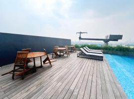 Collins Boulevard At By LiviRooms Tangerang, hotel di Warungmangga