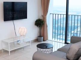 Minimalist Modern Studio w Netflix at Trefoil Setia Alam，實地阿南的飯店