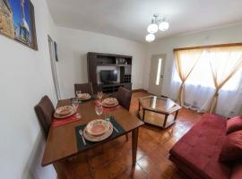 Casa cerca del centro luminosa y tranquila con patio, hotel in Comodoro Rivadavia