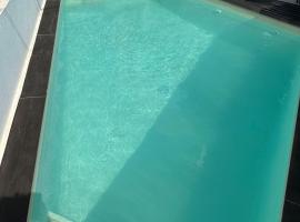 House with pool and 4 bedrooms, hotel em Ferrel