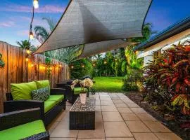 Coastal Harbor, King Bed, Pickleball Gear, Golf set, BBQ- 1 dollar rides to Beach, by Maven Vacation Rentals