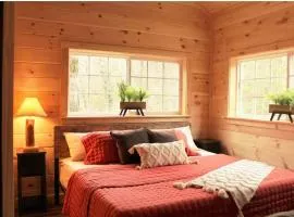 SmokyMoon - Romantic Getaway - Hottub, Firepit, Games