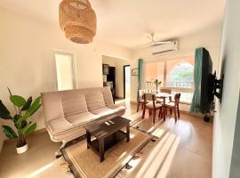 Stylish 1BHK apartment in Siolim with Forest View, хотел в Мапуса