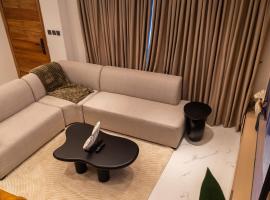 Luxurious & secure 4 bedroom house in Ogudu GRA，位于拉各斯的乡村别墅