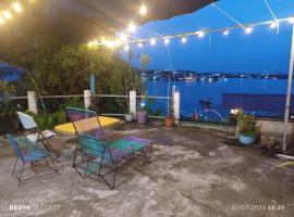 Casa Zoila Hospedaje frente al lago Lakefront lodging, hotel in Flores