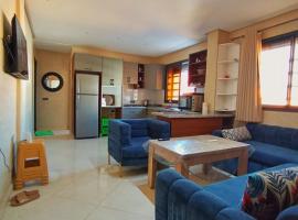 Blue Wave Surf House, hotel v mestu Mirleft