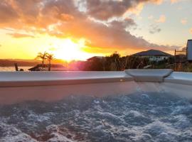 Country Harbourside Escape, hotel i Whakapirau