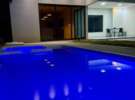 casa com piscina, hótel í Sinop