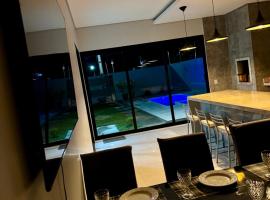 casa com piscina, hotel v destinácii Sinop