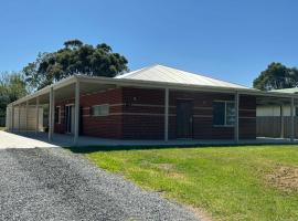 Welshpool - Port Welshpool Retreat - Family Group Friendly - Sleeps up to 6 - Boaters Retreat - All Accessible, hotel em Welshpool