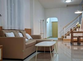 บ้านใจฟู URBAN HOMe, hotel in Mukdahan