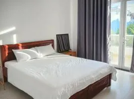 Phòng ngủ giường đôi ban công Sol homesay