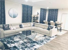 Luxurious 4BR house with 2 KING beds, 86 inch TV, free parking, hotel v destinaci Montgomery