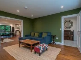 Spacious 5-Bed Home with Garden Parking - Pass the Keys