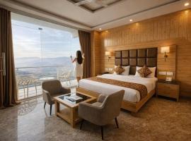 Hotel Classic Crown - #scenic mountain view #open terrace #parking #premium room with balcony #guest prefferred #best seling hotel in mussoorie, hôtel à Mussoorie