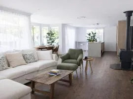 Peaceful House and Private Studio, Walk to Beach