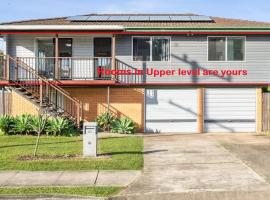 3 Bedrooms in Entire Upstairs Level in Bray Park, hotel en Lawnton