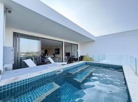 Surin Beach - 3BR Penthouse - Sea View - Cozy Private Pool, gistir&yacute;mi me&eth; eldunara&eth;st&ouml;&eth;u &iacute; Ban Nong Chaeng