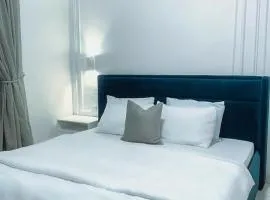 SKYKLASS Luxury home serviced apartment 24hrs Light smart tv smart home and water heater