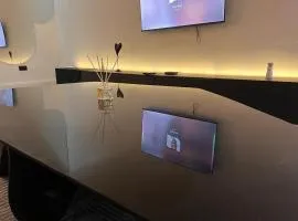 SKYKLASS Luxury home serviced apartment 24hrs Light smart tv smart home and water heater