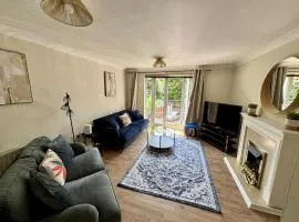 Woking 2-Bed Flat with Balcony, En-Suite and Parking