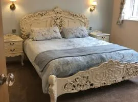 Repton Cottage in the Heart of the Village