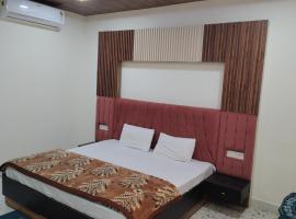 Rajhans Hotel Rooms & Party hall, Hotel in Sobhāpur Bāzyāft