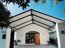 Converted Chapel Villa with Pool & Arcade in Dumaguete, готель у місті Candaoay