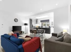 Modern 4 Bedroom Apartment in London with Parking and Garden