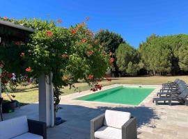 Villa Spacieuse avec Piscine Privée proche de la Mer Le Château Oléron, hotel in Le Château-dʼOléron