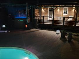 Chalet avec bain nordique et piscine Chambre d'h&ocirc;tes La Siesta, horsk&aacute; chata v destin&aacute;cii Vallon-Pont-dʼArc