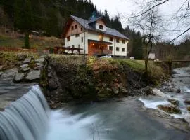 Apartmaji nad potokom