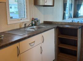 Cozy Caravan at Tower Lawn, Haggerston Castle Perfect Family Getaway, Hotel in Berwick-upon-Tweed