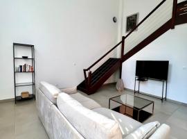 Duplex 2 bedrooms 2 bathrooms with pool near airport, hotel in Rémiré