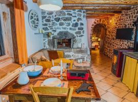 Gîte - Four à pain au cœur des volcans – hotel w mieście Vernines