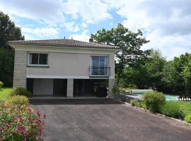 Villa La Ferrière with swimming pool, hotel en Ribérac