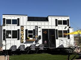 Remote Modern Tiny House with Deck, BBQ and Mountain Views in Arizona, hotel u gradu 'Maricopa'