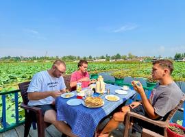 Houseboat Wild Rose, hotel in Srinagar