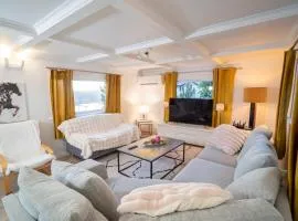 Unique Lakeview Home Ideal For Workers & Families