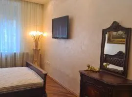 Яворницького 83 Серова Центр 2 кв Люкс