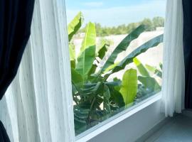 T-homestay B&igrave;nh minh xanh, hotelli, jossa on pys&auml;k&ouml;intimahdollisuus kohteessa &ETH;ức H&ograve;a