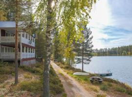 Lakeside Home near Kungsberget with a lake view and own jetty, 4 bedrooms, hotel in Kungsfors