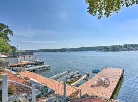 Spacious Lakefront House With a Private Dock, hotel a Hopatcong