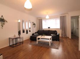 Modern 3-Bed House, Parking, WI-FI, 6 separate beds, Transport Links, hotel v destinaci Erith